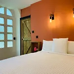 Chateau De Bruges Bed & Breakfast 4*