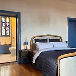 Chateau De Bruges Bed & Breakfast Lapeyrouse