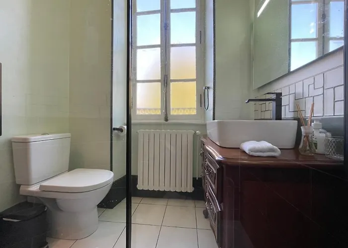 Chateau De Bruges Bed & Breakfast 4*