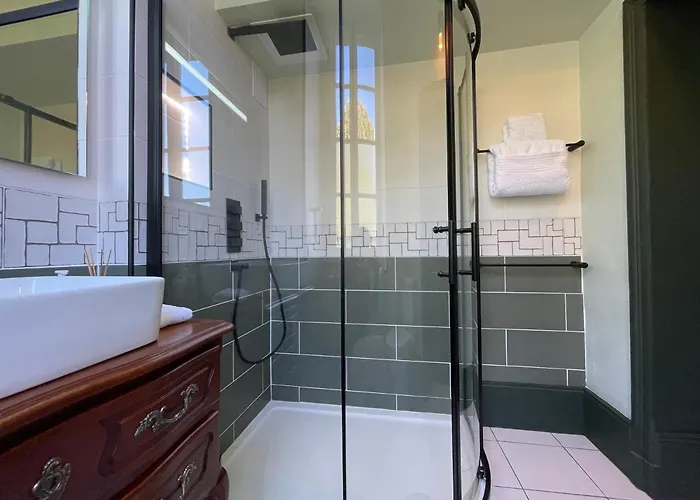 Chateau De Bruges Bed & Breakfast 4*