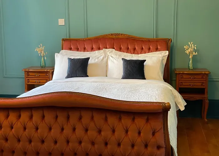 Chateau De Bruges Bed & Breakfast 4*