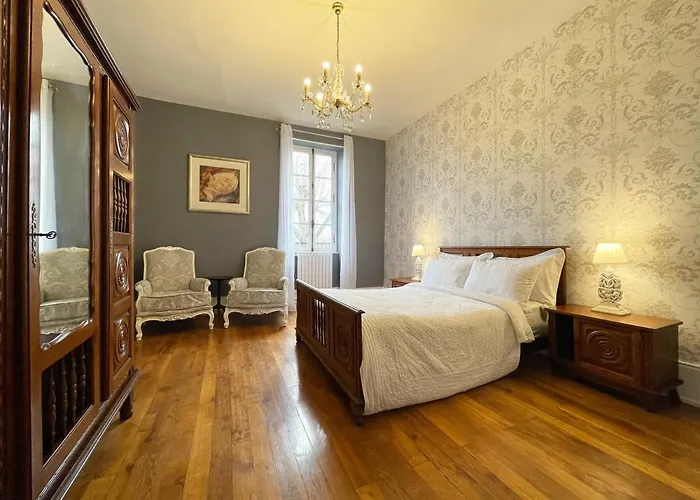 Chateau De Bruges Bed & Breakfast 4*