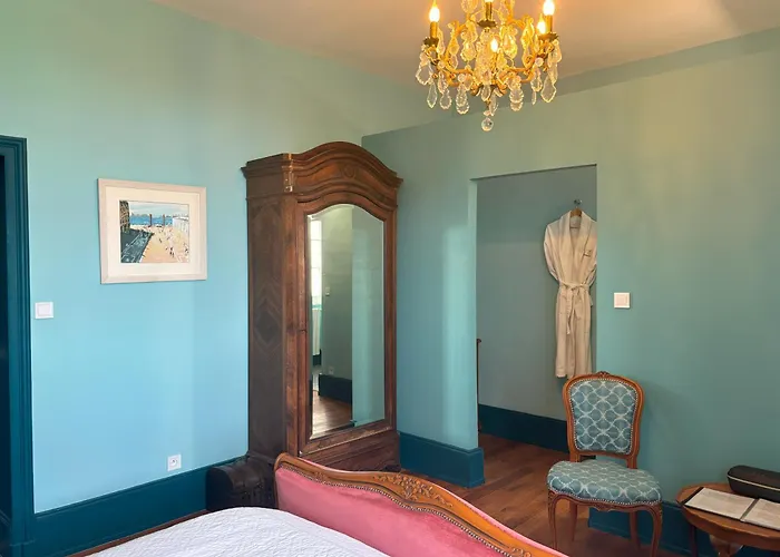 Chateau De Bruges Bed & Breakfast Lapeyrouse