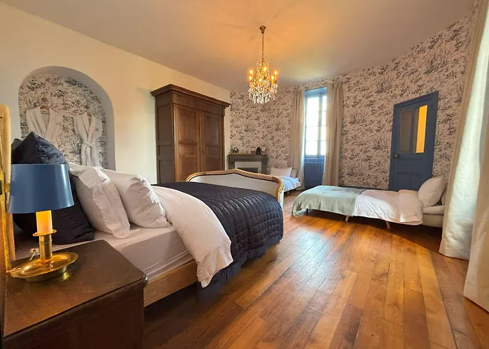 Chateau De Bruges Bed & Breakfast 4*