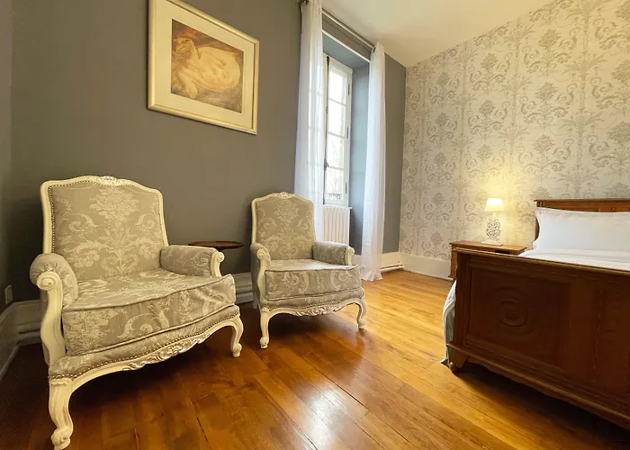 Chateau De Bruges Bed & Breakfast 4*